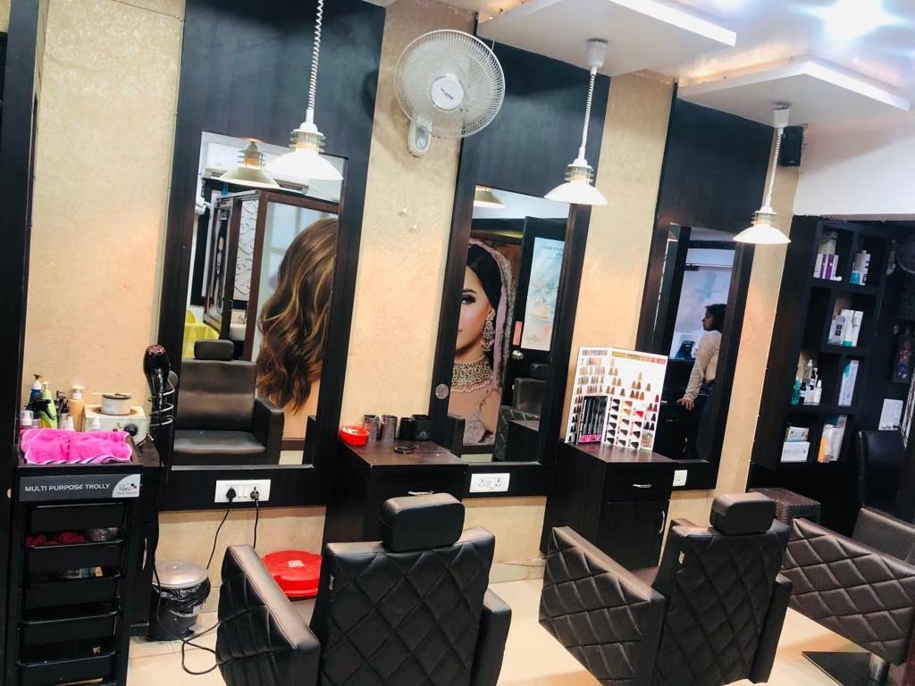 Apple Beauty Salon styling stations, Khurram Nagar Lucknow