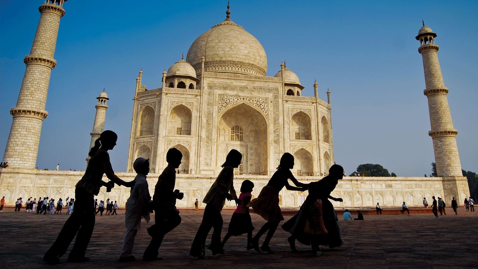 Family silhouette in front of the Taj Mahal, group tour tempo traveller by Awadh Travels