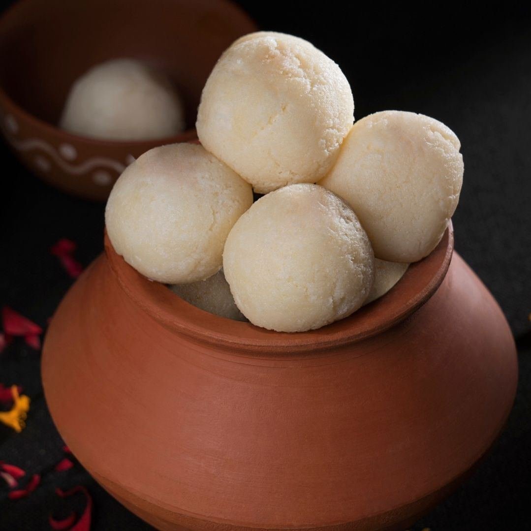 Rasgulla in clay pot at Calcutta Sweets, Charbagh Lucknow