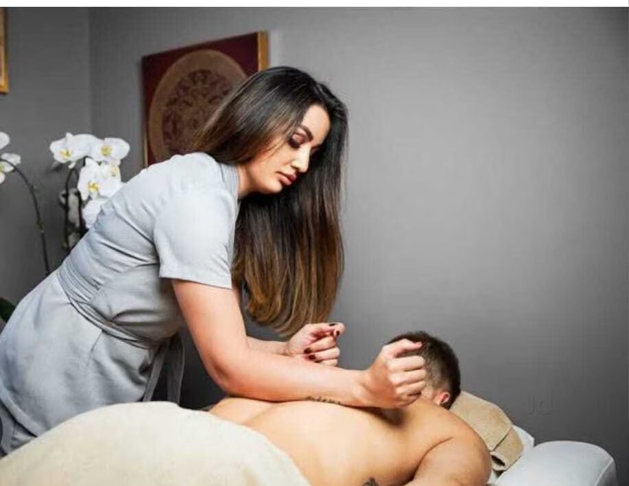 Therapist head and neck massage at Golden Unisex Spa Gomti Nagar