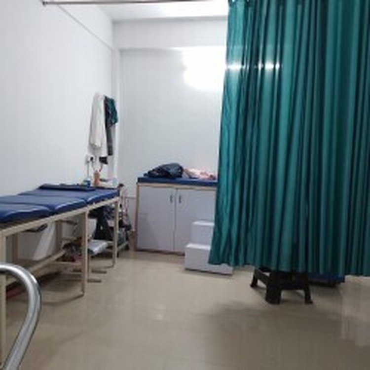 Clean treatment room with physiotherapy bed at Physio Ilaj Clinic, Sitapur Road, Lucknow