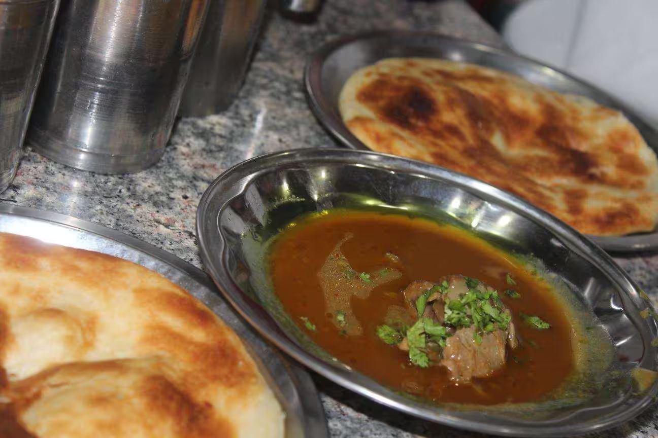 Kulcha nihari served at the counter, Chowk Lucknow