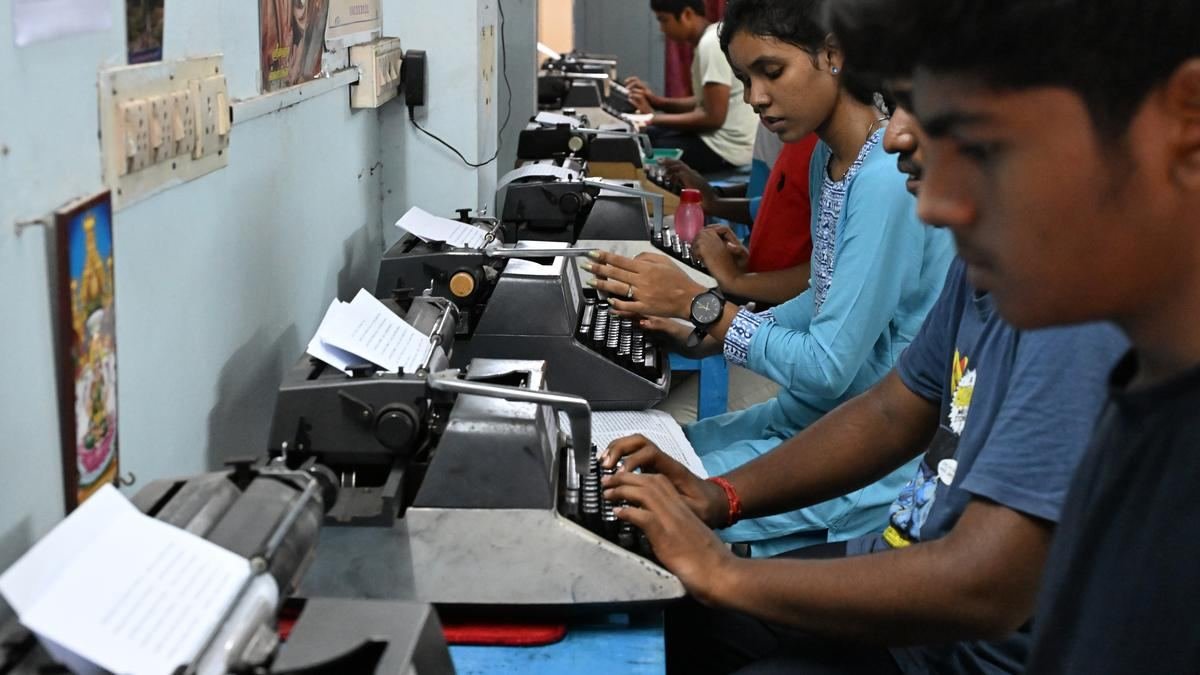Row practice session at the typewriting institute