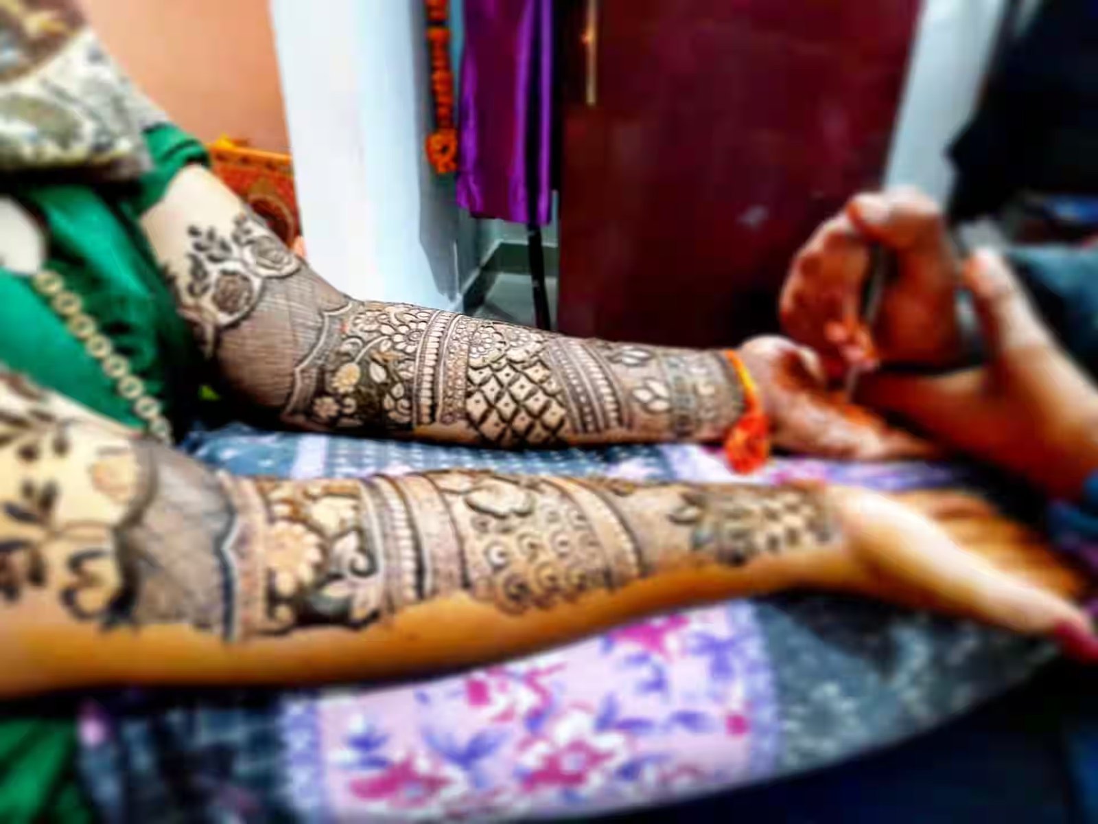 Roshan Mehendi Artist applying full-arm bridal mehndi in Lucknow