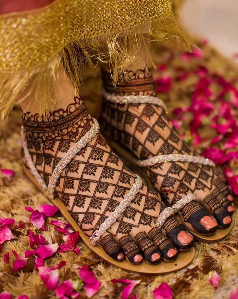 Bridal leg mehndi with sandals and rose petals