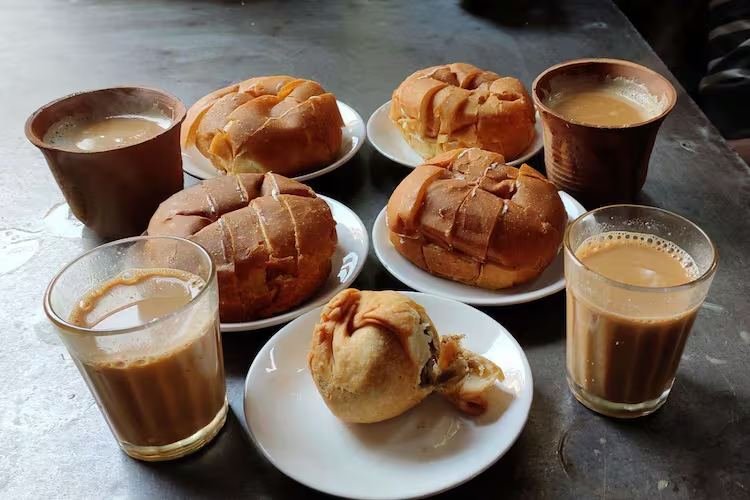 Kulhad chai with bun maska at Sharma Ji Ki Chai, Lalbagh Lucknow