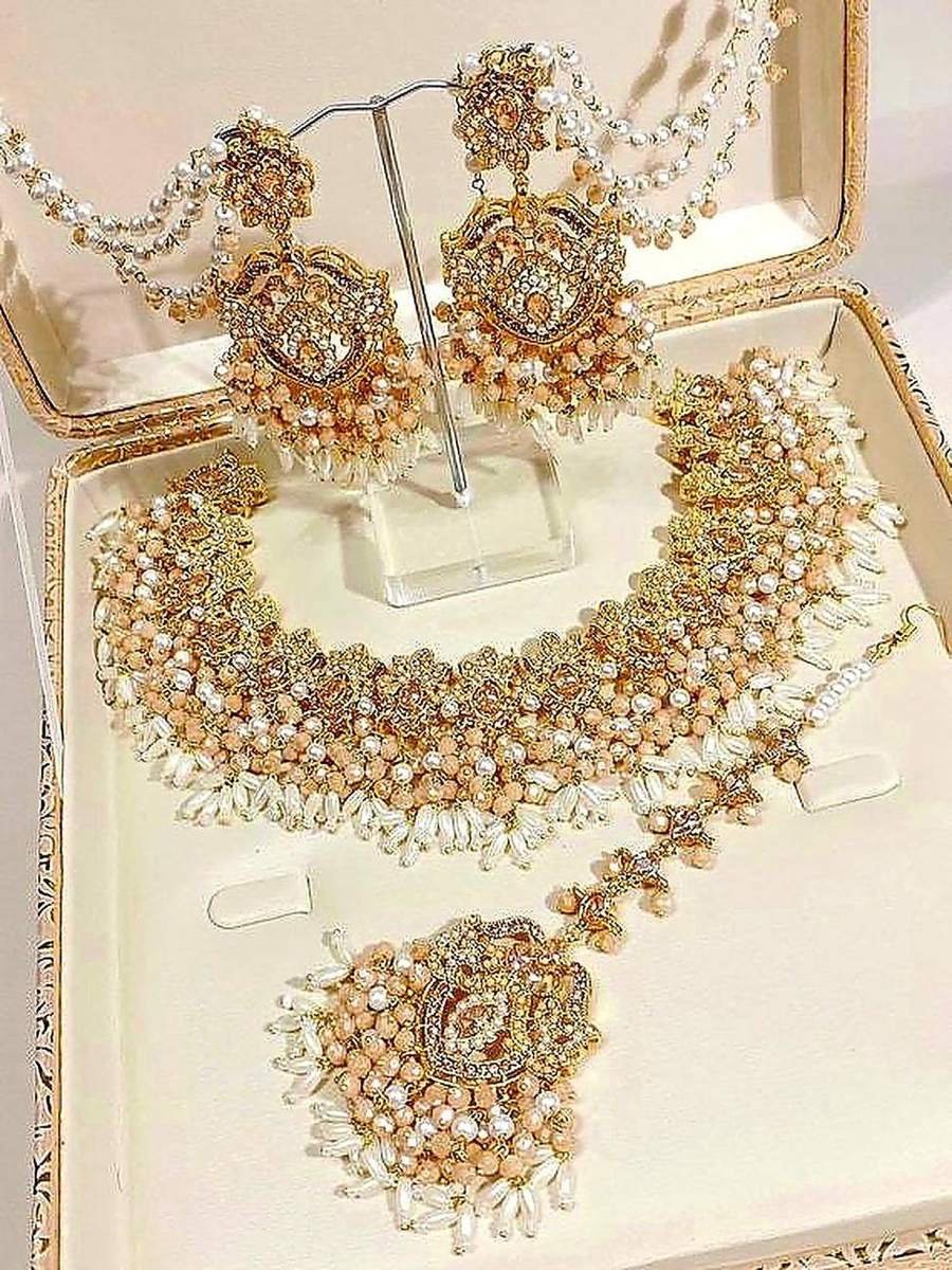 Gold and pearl bridal necklace set in presentation box