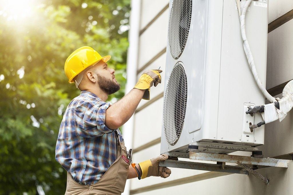 Vi Tech Services technician installing an AC outdoor unit in Lucknow