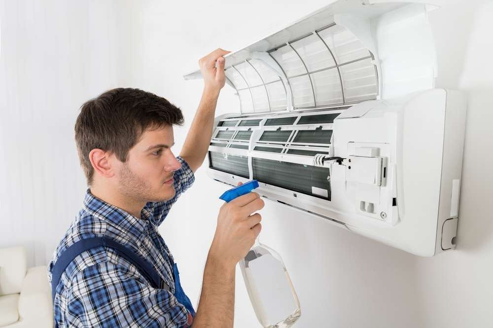 Deep spray cleaning of a split AC in Tedhi Pulia, Lucknow