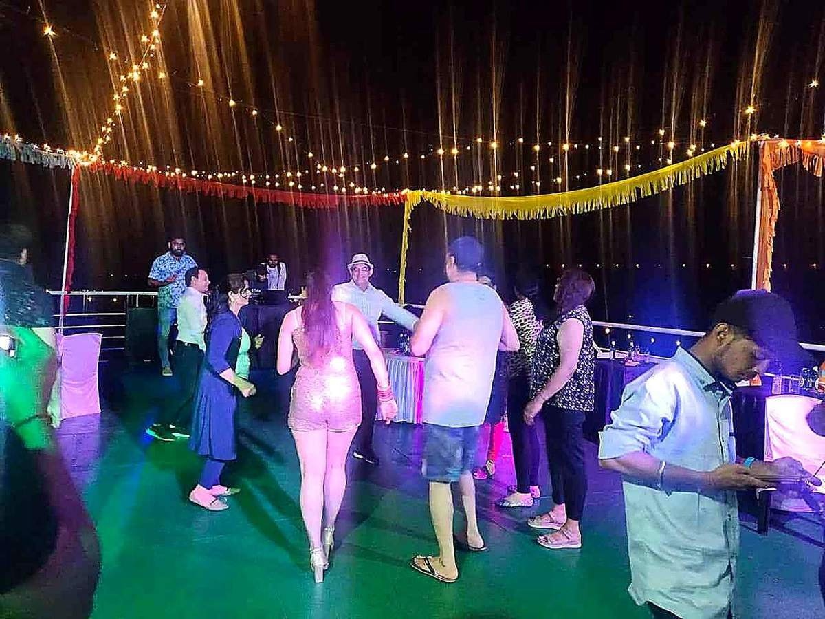 Group cruise party event photo, family group tour by Yarana Tours, Lucknow travel agent
